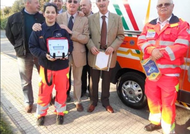 Il dono di un defibrillatore alla Pubblica Assistenza di Cecina