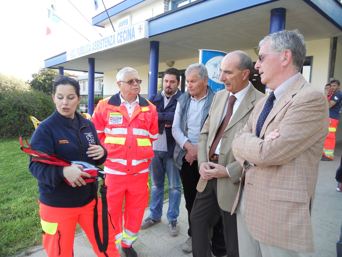 Il dono di un defibrillatore alla Pubblica Assistenza di Cecina