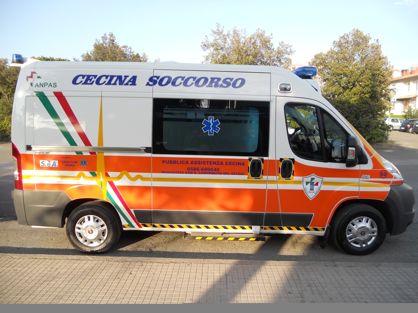 Il dono di un defibrillatore alla Pubblica Assistenza di Cecina