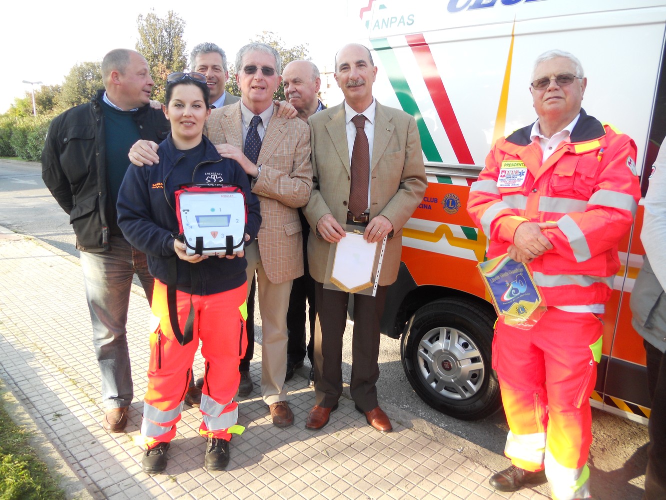 Il dono di un defibrillatore alla Pubblica Assistenza di Cecina