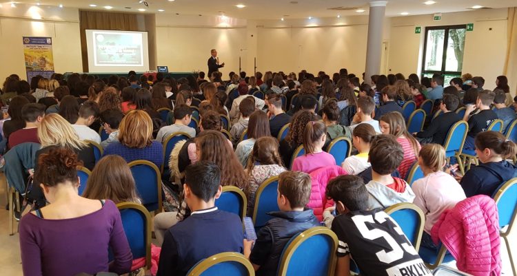 INTERconNETtiamoci: il bilancio di un'annata fra scuole, ragazzi e famiglie