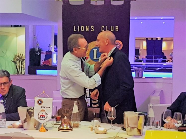 La medaglia di platino del centenario a Ivo Baggiani per la costituzione del Leo Club Cost